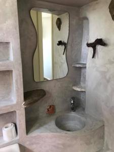 提诺斯Afrodite Hotel的一间带水槽和镜子的浴室