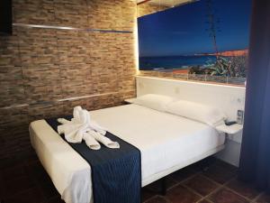 科尼尔-德拉弗龙特拉科斯塔鲁斯旅馆的一间卧室设有一张床和一个美景窗户。