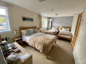史宾桥Coire Glas Guest House的酒店客房设有两张床和一张桌子。