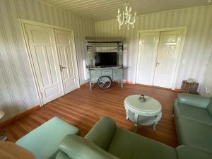 石勒苏益格Hof Larina的客厅配有沙发和桌子