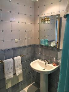 丰沙尔Casa Charmosa的一间带水槽和镜子的浴室