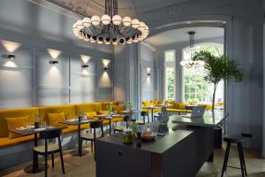 汉堡stilwerk Hotel Heimhude的餐厅设有黄色的沙发和桌椅