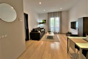 巴塞罗那格兰大道费萨租赁公寓的客厅配有沙发和桌子