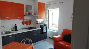 RevòCasa Novella的厨房配有蓝色橱柜和红色椅子