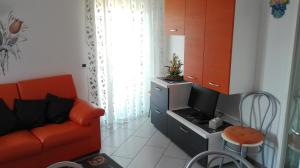 RevòCasa Novella的客厅配有红色沙发和电视