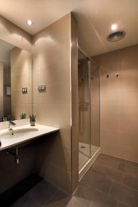 巴塞罗那格兰大道费萨租赁公寓的一间带水槽和淋浴的浴室