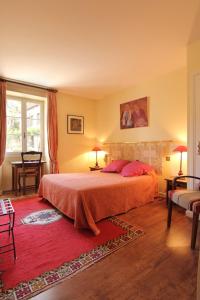 圣锡尔克－拉波皮L’Auberge du Sombral的一间卧室配有一张床和红色地毯