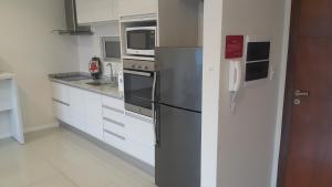 亚松森START Villa Morra Rent Apartments的厨房配有冰箱和微波炉。