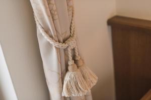 拉古多Untermairhof B&B Christine的挂着绳子和 ⁇ 子的窗帘