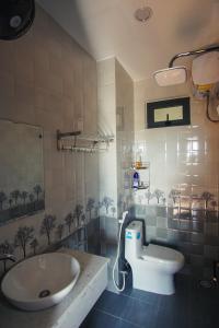 岘港Nhà của Elly的一间带水槽和卫生间的浴室