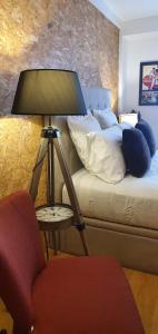阿尔马达卡里亚蒂维®住宿加早餐旅馆的一间卧室配有一张带灯和椅子的床
