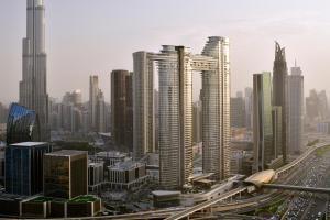 迪拜天际地标酒店的一座拥有许多高楼和高速公路的城市