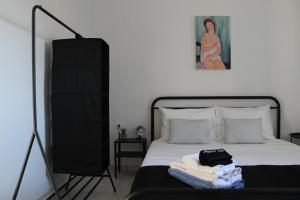 ArkesíniCycladic Villa in Amorgos Island (Maison Shiro)的一间卧室配有一张黑色床架