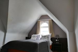 科隆DAS Steeps Ihr Brauhaus und Hotel的一间卧室设有一张床和一个窗口
