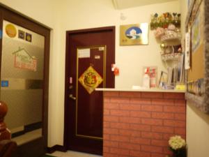 南竿安錤的家Angel's home的一间设有柜台的房间和一个带柜台的门