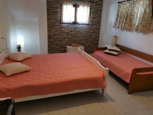 卡尼奥提Orange_Blue_Аpartment N2 near sea的一间卧室设有两张床和砖墙