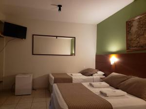 巴雷图斯Proença Hotel的酒店客房,设有两张床和镜子