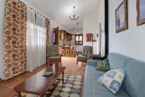 La GuanchaCasa Candelaria的客厅配有蓝色的沙发和桌子