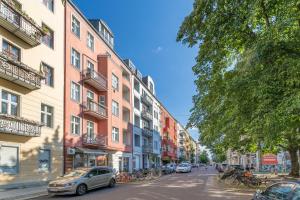 柏林BENSIMON apartments Prenzlauer Berg的街道上拥有建筑和汽车的街道