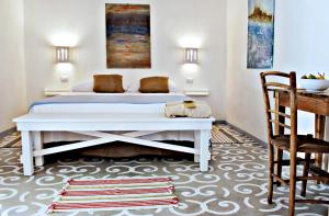 奥里亚Palombara Masseria & SPA - Adults Only的卧室配有白色的床和书桌