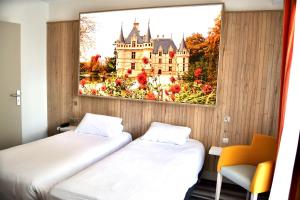 图尔图尔中心基里亚德酒店的一间设有两张床的客房,并拥有城堡的照片
