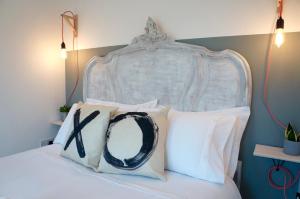 米尔顿凯恩斯The Oldbrook Garden Flat的卧室配有白色的床铺和白色的枕头