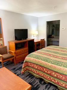 休斯顿韦斯科特街苏格兰旅馆的酒店客房设有两张床和一台平面电视。