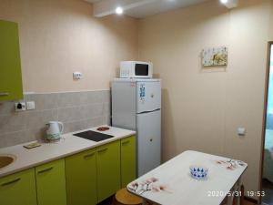 阿纳帕Apartment in Dzhemete的厨房配有白色冰箱和水槽