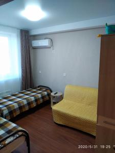 阿纳帕Apartment in Dzhemete的客房设有两张床、一张沙发和一个窗口。
