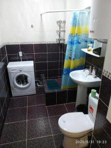 阿纳帕Apartment in Dzhemete的一间带洗衣机和水槽的浴室