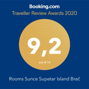 苏佩塔尔Rooms Sunce Panorama Residence, Supetar Island Brac Traveler's Choice的黄圆圆,有单词房间,日落冲浪岛的黄铜