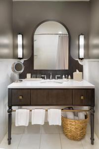 圣安东尼奥瓦伦西亚河堤漫步酒店的一间带水槽和镜子的浴室