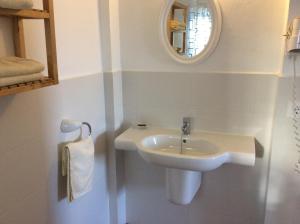 米乔尔海滩VIVIENDAS ES CARNATGE的白色的浴室设有水槽和镜子