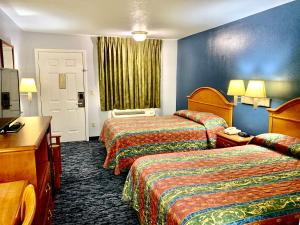休斯顿韦斯科特街苏格兰旅馆的酒店客房设有两张床和窗户。