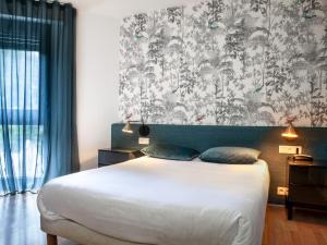 弗洛拉克Grand Hôtel du Parc的卧室配有一张白色大床和壁纸