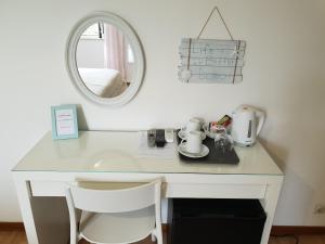 茨雷斯Guesthouse Fatuta的一张带镜子和水槽的白色书桌
