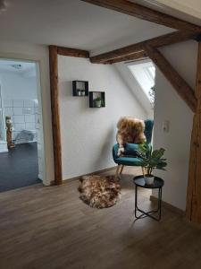 多瑙河畔迪林根Apart Hotel - Dillinger Schwabennest的客厅配有蓝色椅子和植物