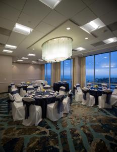 文图拉文图拉海滩皇冠假日酒店的一间会议室,配有桌椅和吊灯