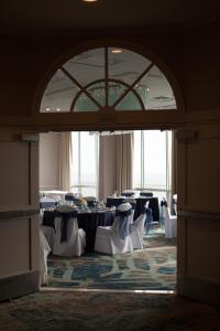 文图拉文图拉海滩皇冠假日酒店的大楼内带桌椅的用餐室