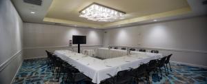 文图拉文图拉海滩皇冠假日酒店的一间会议室,配有长桌子和椅子