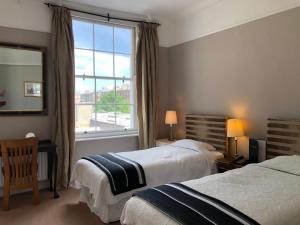 都柏林哈维斯酒店的酒店客房设有两张床和窗户。