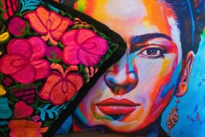 巴亚尔塔港波萨达德罗杰酒店的墙上一幅画画,画着一个花朵的女人