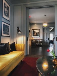 奥斯汀艾拉酒店的客厅配有黄色的沙发和桌子