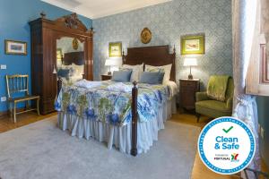 波尔图迷人的安泰楼旅馆的一间卧室配有一张大床和一把椅子
