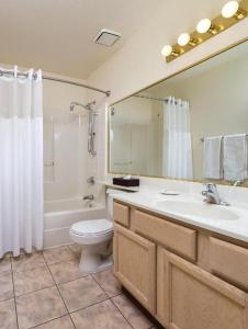 哈瓦苏湖城GetAways at Havasu Dunes Resort的一间带水槽、卫生间和镜子的浴室