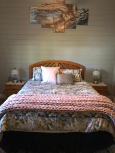 Pee DeeBellbrook Historic Getaway at Bellmeadow Homestead的一间卧室配有一张带2个床头柜的大床