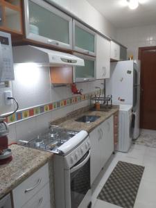里约热内卢Mega Apartamento的小厨房配有炉灶和冰箱