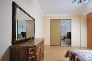 鄂木斯克Omsk Sutki Apartment on 70 let octyabrya 10/3的一间卧室配有带镜子的梳妆台