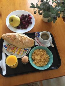 MandrákionHaritos Hotel - Geothermal Hot Swimming Pool的包括面包和水果的早餐的食品托盘