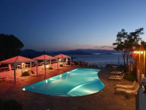 拉夫科斯拉格拉西乡村酒店的游泳池,晚上可欣赏到海景